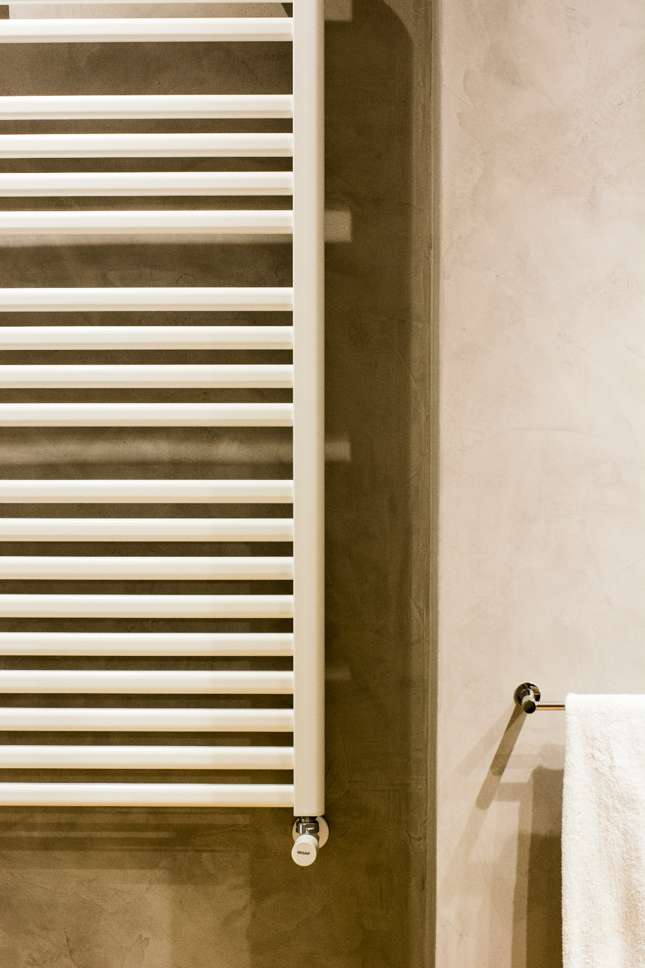 Strak afgewerkte radiator in moderne badkamer